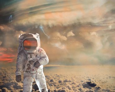 Astronaut landing on jupiter 370x297 1