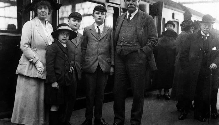 Arthur Conan Doyle with his family 700x400 1