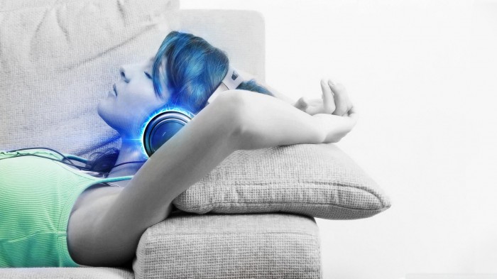 Music Girl Enjoy The Music Wallpaper 700x393 1