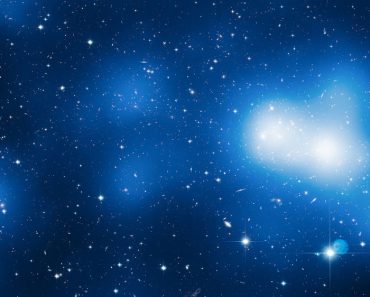 Hubble image of MACS J0717 with mass overlay 370x297 1