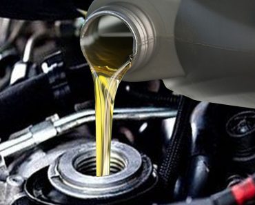 Pouring motor oil in engine 370x297 1