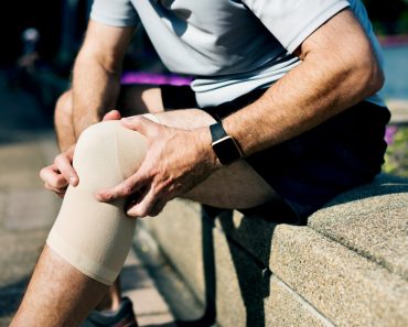 knee pain 370x297 1