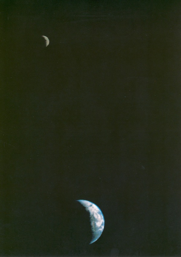 PIA00013 1st earth moon voyager 1 9 18 1977 600