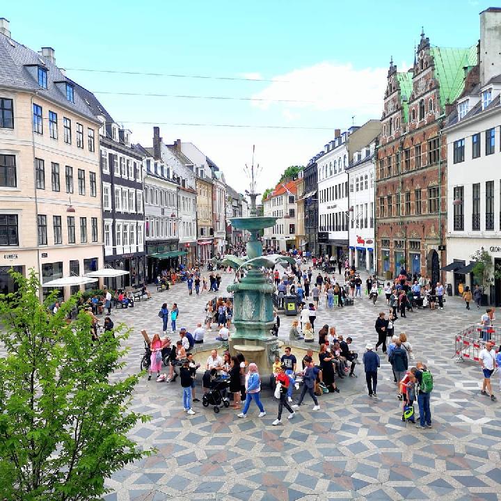 943907 720