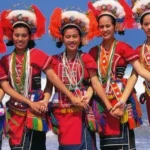 Amis young women dancing
