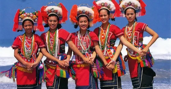 Amis young women dancing